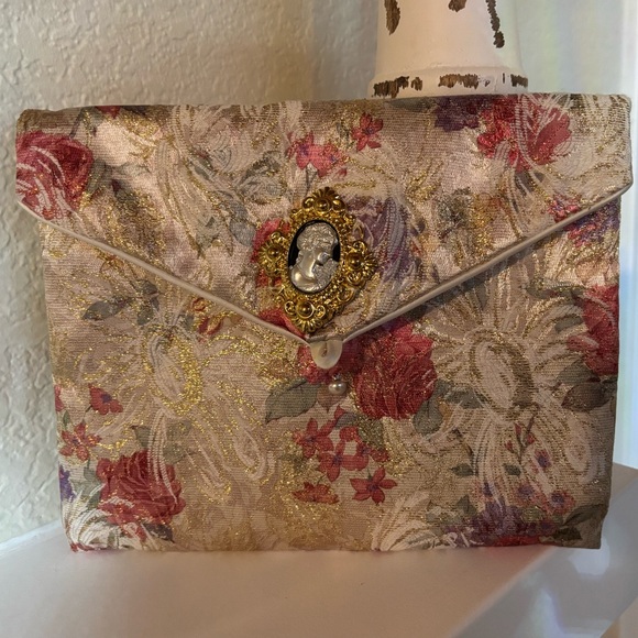 BUNDLE: 💋💋GIFT SET Nail Polish / Cosmetic Bag / Lipsticks / Mirror, Etc 💋💋 - Picture 8 of 15